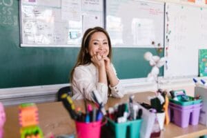 Bí quyết quản lý nề nếp lớp học hiệu quả: Cẩm nang toàn diện cho giáo viên chủ nhiệm - Quản lý lớp học