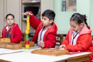 Lộ trình lấy chứng chỉ giáo viên Montessori quốc tế: Chuẩn mực và Thực hiện