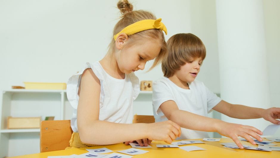 So sánh khóa học phương pháp Reggio Emilia và Montessori: Lựa chọn nào cho tương lai của trẻ?
