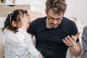 Phương pháp giáo dục không dùng đòn roi: Giải pháp thay thế để con phát triển toàn diện - vietteach tin giáo dục