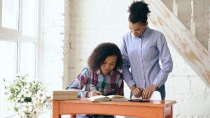 Bí quyết thuyết phục phụ huynh đồng hành cùng con trong chặng đường phát triển - vietteach tin giáo dục
