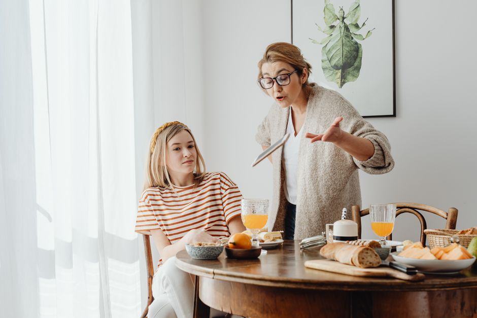 Giải quyết thắc mắc của phụ huynh: Từ định hướng nghề nghiệp, chỉnh nha đến chăm sóc trẻ sinh non