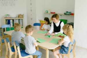 Tâm lý học lứa tuổi mầm non: Bí quyết vàng dành cho giáo viên tương lai - vietteach tin giáo dục